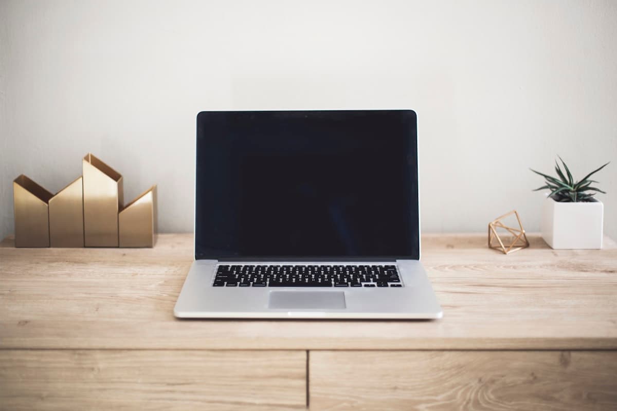 Desktop-Computer und Lautsprecher auf einem minimalistischen Schreibtisch