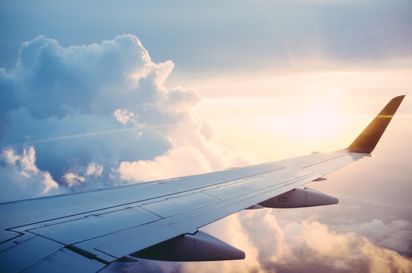 Flugzeug auf dem Vorfeld mit Boarding-Ausruestung
