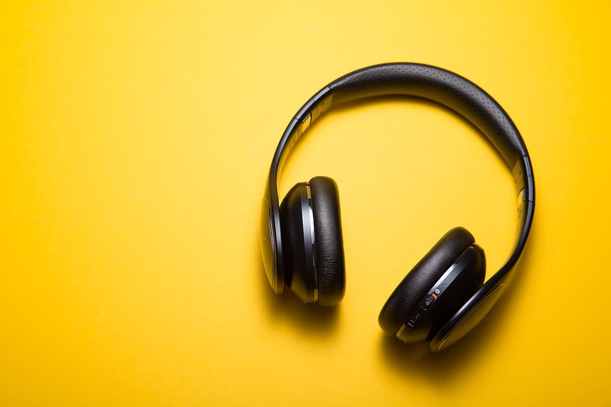 Kabelloses Headset auf einem aufgeraeumten Schreibtisch