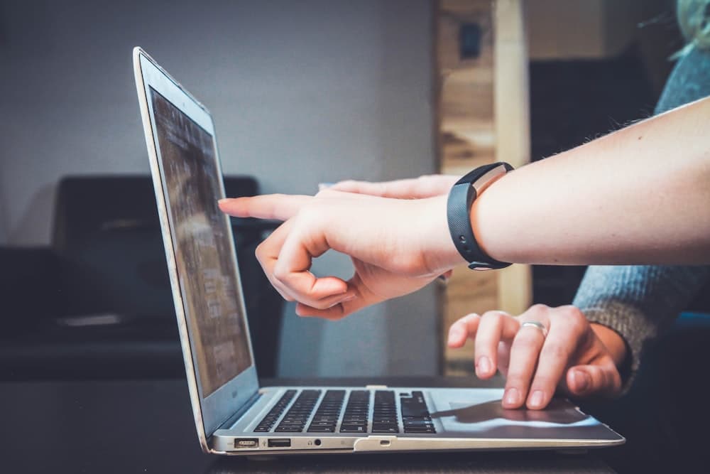Team arbeitet gemeinsam an einem Laptop