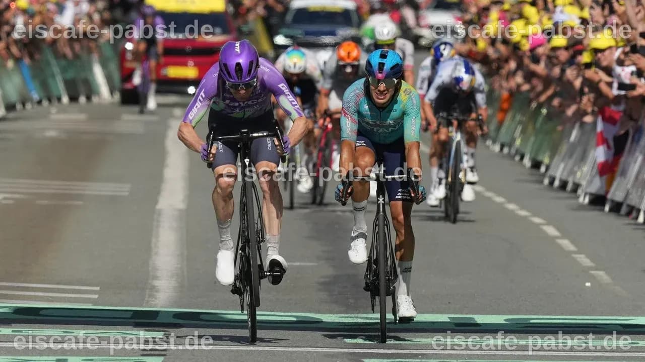 Mauro Schmid feiert Sieg in der 13. Etappe der Tour de France in den Vogesen