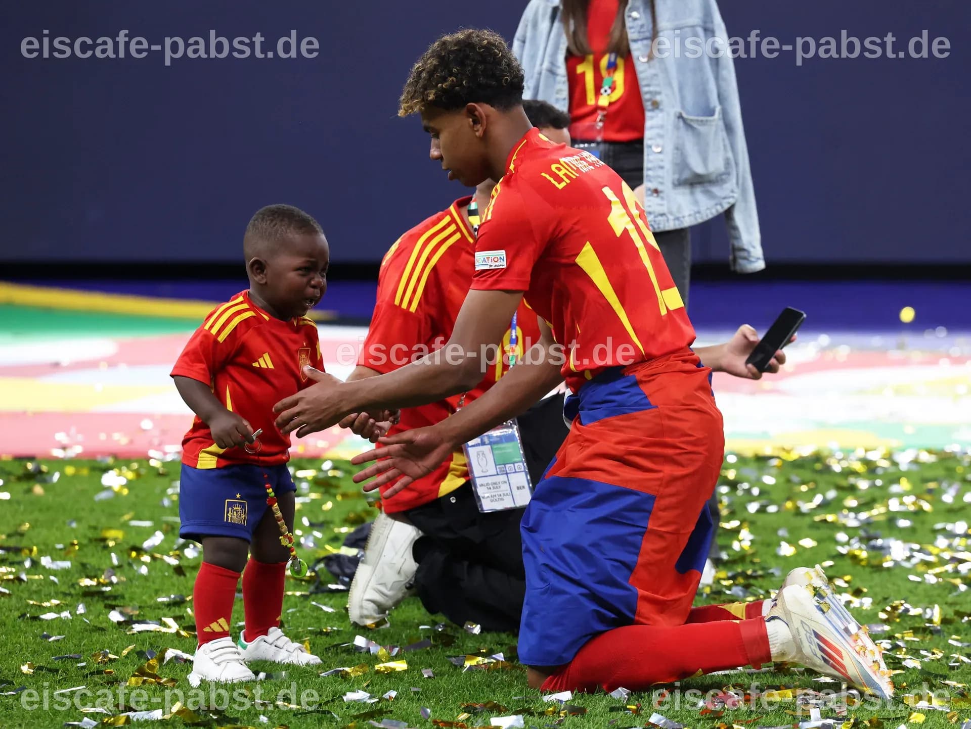 Faktencheck: Gefälschtes Bild zeigt Lamine Yamals kleinen Bruder Keyne mit Bargeld und dem WM-Pokal – AI-generiert