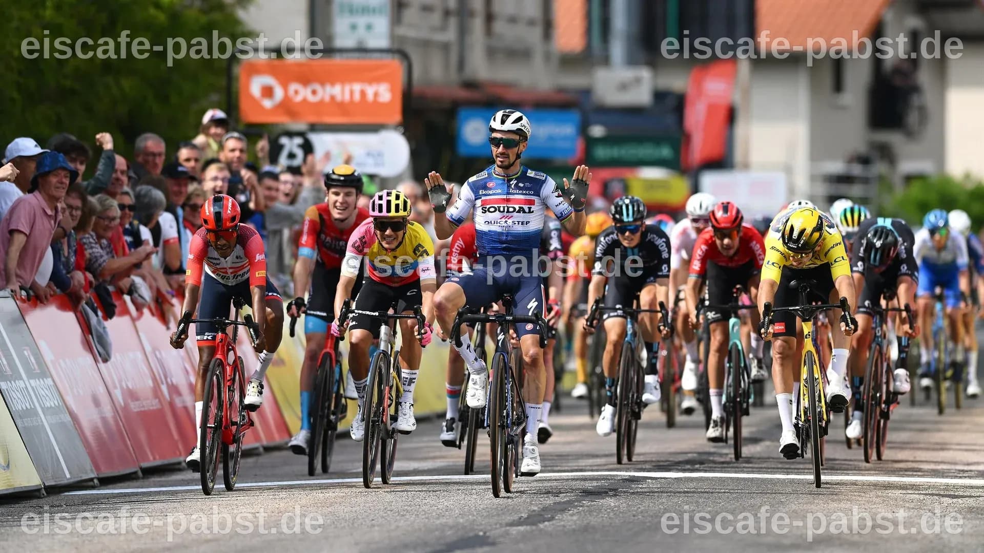 Richard Carapaz triumphiert bei der Alpen-Etappe in Orcières-Merlette