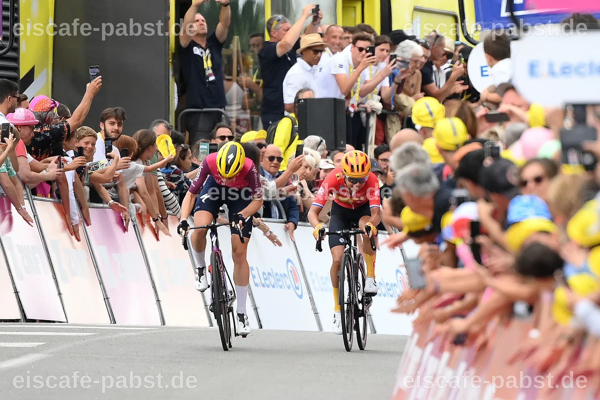 Demi Vollering krönt sich zur Siegerin der Tour de France Femmes