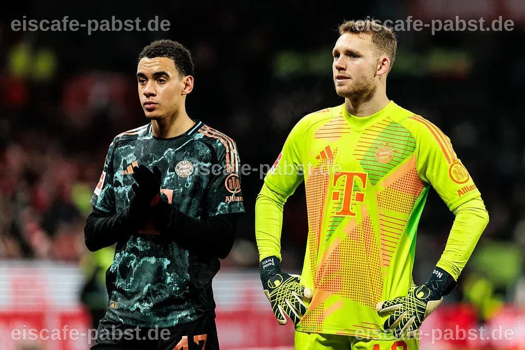 Notarzt stürmt bei Bayern-Testspiel zu Musiala auf den Platz - BILD