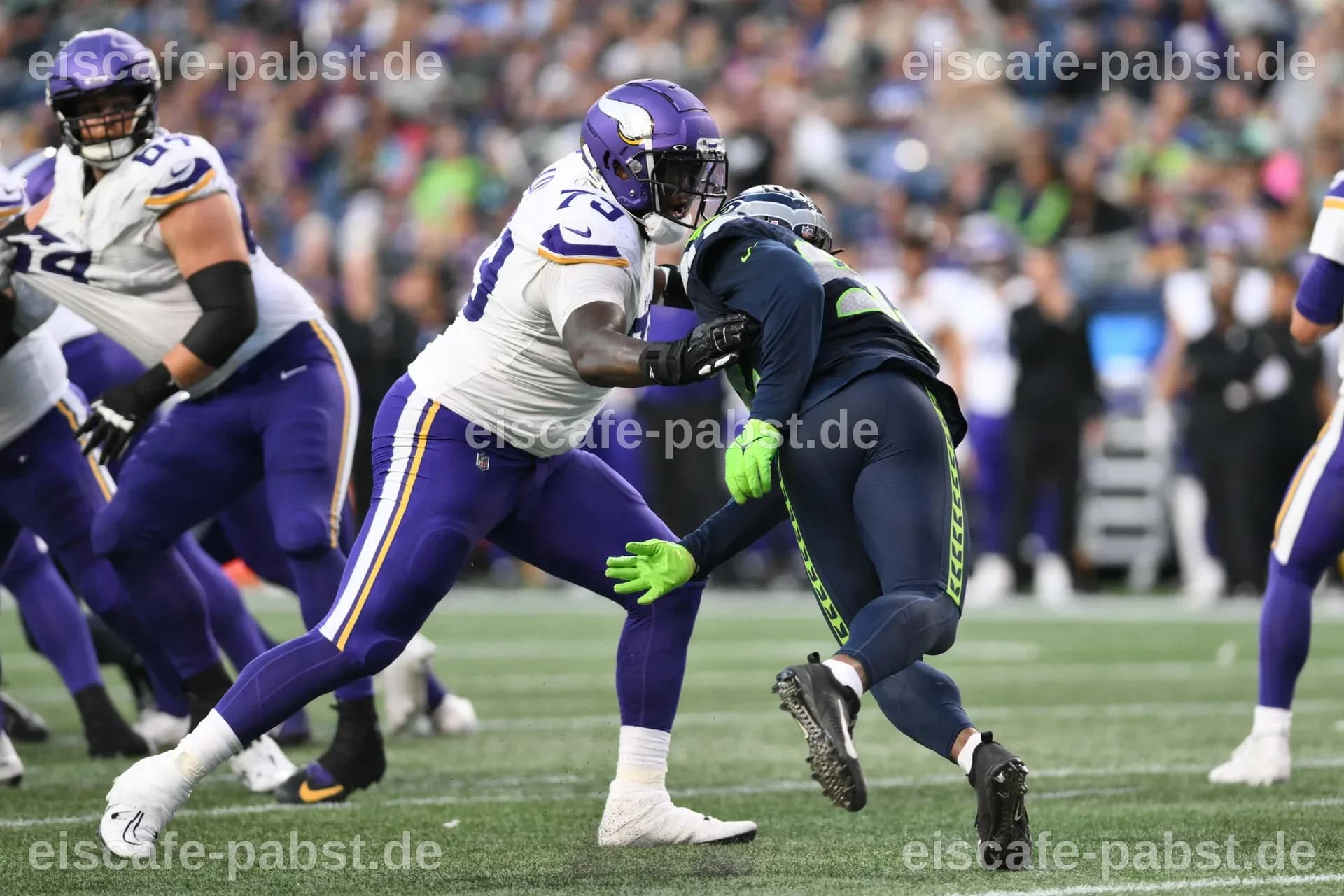 Patriots agree to trade with Vikings for veteran offensive lineman