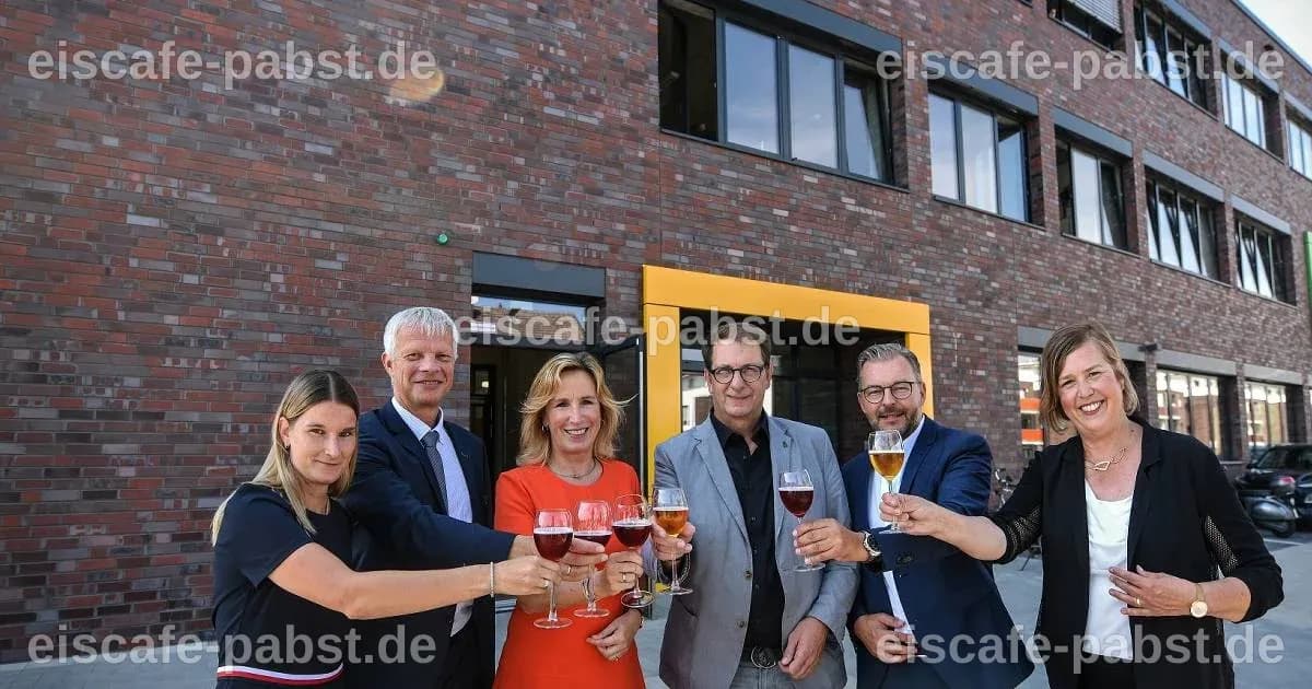 Im Berufsbildungszentrum Kleve: Unternehmerinnen lernen in Kleve KI fürs Business kennen - RP Online