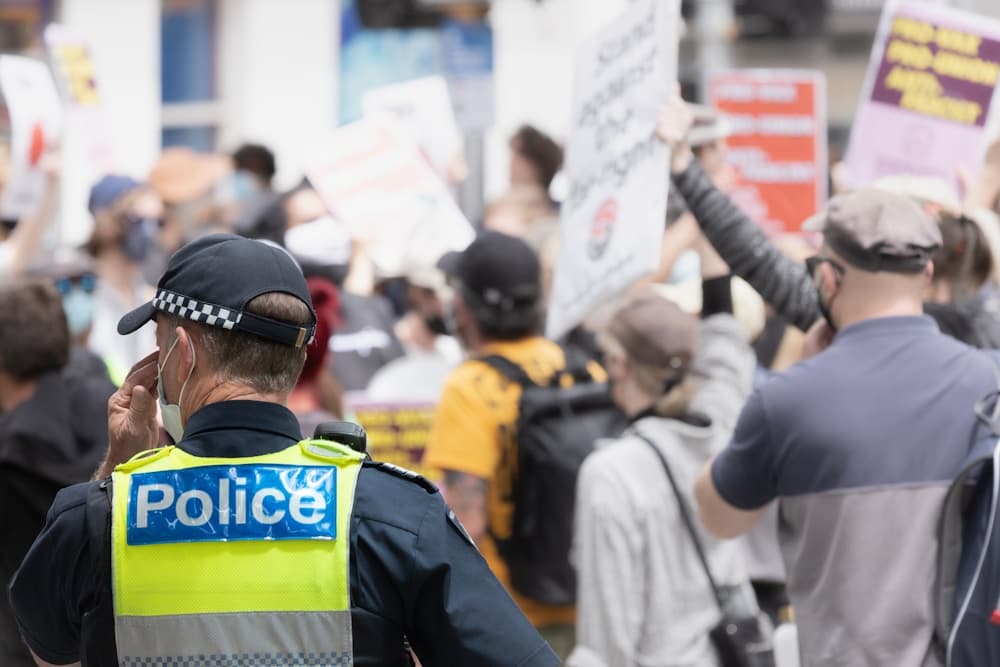 Demonstration mit Polizei und Protestierenden